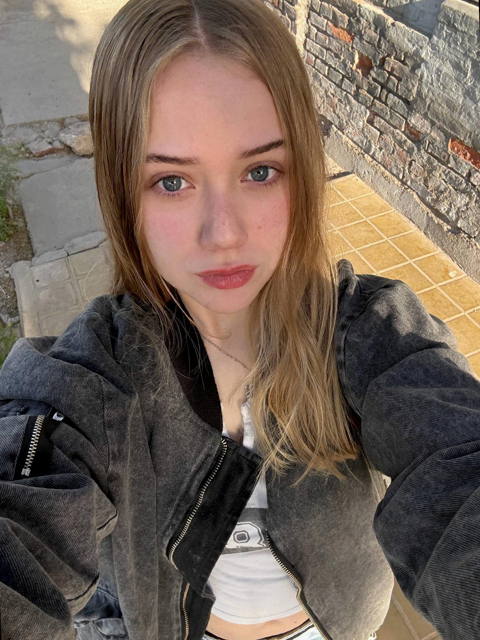 PLate5iy5_v's profile picture. 21 🤍 old page imploded so i respawned here :/ glitter taco girl in denial ngl 🌮✨