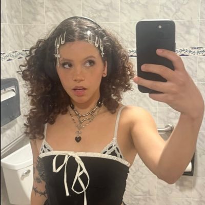 Nicoluva's profile picture. Curly headed p✩rn princess 👑🏳️‍🌈 LA 📍bookings @foxxxmodeling // @nicoluvaz // All my links ↓ 🔞