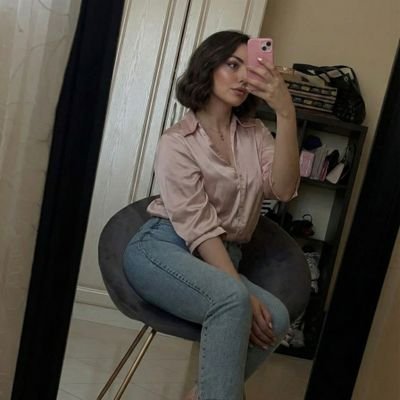 LemanG30272's profile picture. Hayatın küçük ritüellerine aşık bir kadınım: Sabah kahvesi, gün batımı yürüyüşleri ve Hayalperest, kahkaha dolu, biraz da kaotik. Senin hikayen ne?