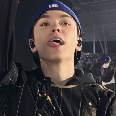 seulginismo's profile picture. eu, seulgi, jisoo, momo e jeongyeon tentando sair do ferro 1 | https://t.co/MxbE300kwG