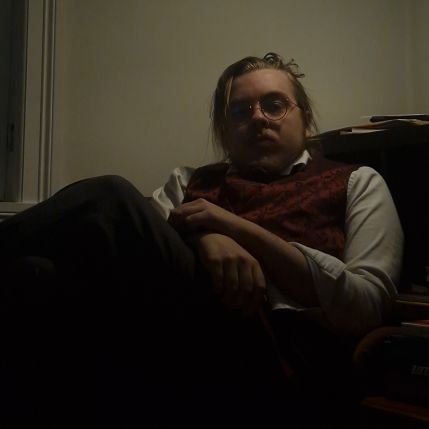 dragebein's profile picture. The world is vast and beautiful so spend your time most on Twitter