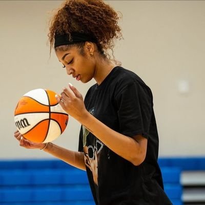 ParlayGirl1's profile picture. Hit the link in my bio.all plays are up and ready for everyone! Let’s grow that bankroll together 💵💪