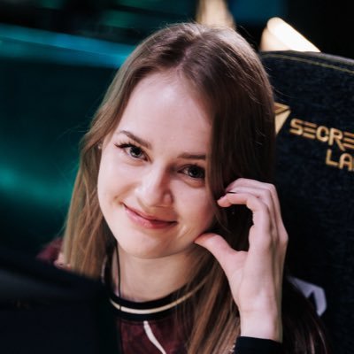 notanesilia's profile picture. 💜 22 | flexing for @KarmineCorp 💙