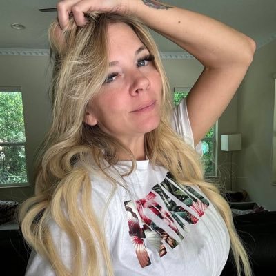 Stephanie87524's profile picture. I'm single and I enjoy going out to karaoke bars or restaurants to sing and dance, just have fun 🇺🇸🇺🇸🇺🇸