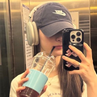 ariisaax's profile picture. แล้วแต่จะคิด ชีวิตคนละแบบ