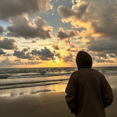 yassine23001's profile picture. Always happy