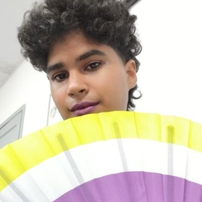 Amy_Orquidia's profile picture. Okê Arô!🏹 | Uma garota tímida Bigenero (Ela/Elu) e Lésbica | programadora Web e Java👩🏿‍💻| poetisa📜 | Cartomante🔮| jogadora de basquete minúscula 😭