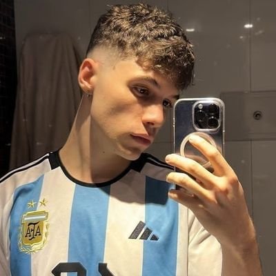 uusinger_'s profile picture. al fin y al cabo el amor es una locura y enamorarse pareciera q requiere ir en contra del mundo
