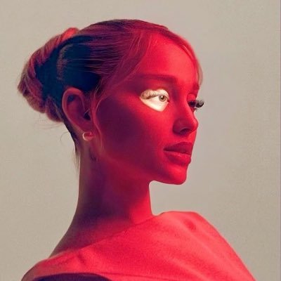 glovesariana's profile picture. uf (club lights)