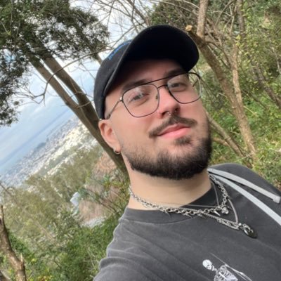 e_hazey's profile picture. probably listening to behind these hazel eyes