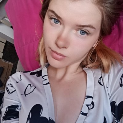 BiancaWhteXTRME's profile picture. Competitive gaming , and good vibes , go dawgs #binge watch anime🍿 and I'm making my side gig as an artist a legitimate job 🎨✨