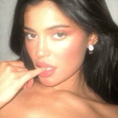 layan_rrrr's profile picture. twitter c’est gotham city pas de place pour les faibles. 🏴‍☠️🏴‍☠️