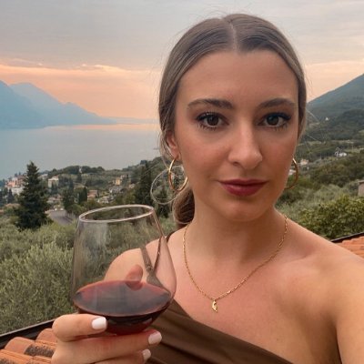 SaraCollinsFo's profile picture. Elegant doesn’t mean boring.