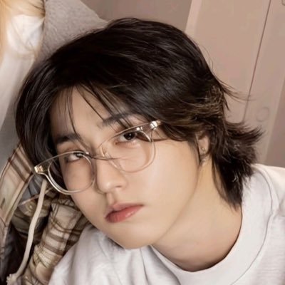 layoseung's profile picture. eu e o heeseung comendo mc chicken e ouvindo o álbum todo de harry’s house