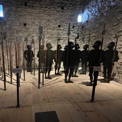 Albboz05's profile picture. Anës detit i palarë, Anës dritës i paparë, Pranë sofrës i pangrënë, Pranë dijes i panxënë, Lakuriq dhe i dregosur, Trup e shpirt i sakatosur