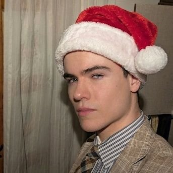 AdrianAdriasola's profile picture. | “Shitty Sean O'Pry” according to an .org user 
| I already explained my friend group
| 19 | Physics student 
| ☢️🚀🇺🇳🇨🇱
| Hipernova and ljndro are lying