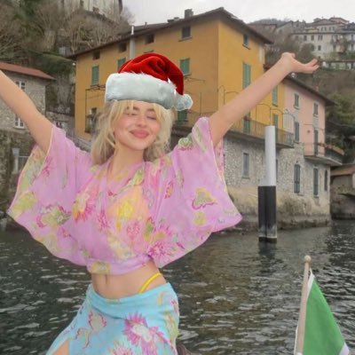 sabrinieweeniie's profile picture. Santa Santa, boy you’re the worst…. 🌊⋆｡𖦹 °.🐚⋆❀˖°🫧