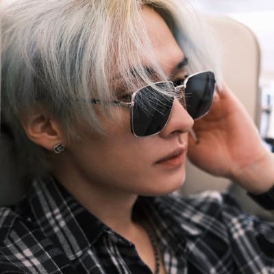 minsugasmiles's profile picture. long black haired hyunjin enthusiast