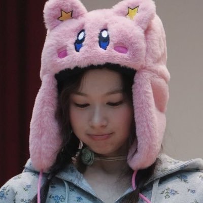 strawbabyswing's profile picture. personal account. sana’s tiny pout enthusiast.