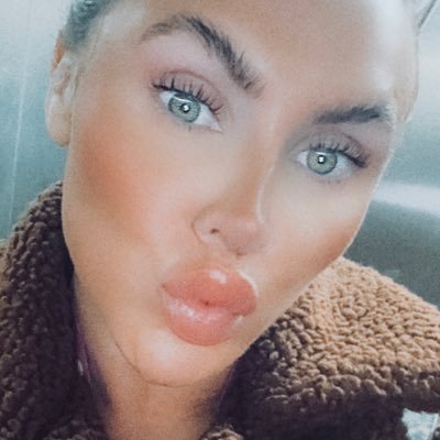charl_mg's profile picture. 👩🏽‍💻Recruiter ⚽️ @lufc 💙🤍 Northerner 💛