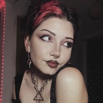 iamtzeska's profile picture. 22 years, medicine student, part time pharmacist, baby Twitch streamer and CS2 esports enjoyer. @laurizzyou ♡