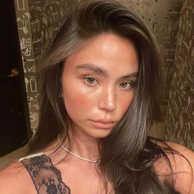 iomantovani's profile picture. ✶. no one is you and that is your power.