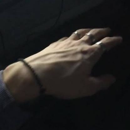 robin262728's profile picture. Light weight