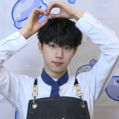 hyunuxkrs's profile picture. go fix yourself before you criticize others 😜