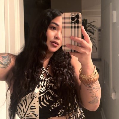 saltwaterneni's profile picture. raised by the water 🇬🇺