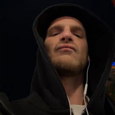 julienblackout's profile picture. j’aime bien parler