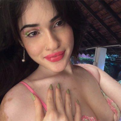 lipsoncherries_'s profile picture. just a 5’ 7 femme with small tits and big dreams sighing all day | 20 🩷🪽