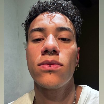 mamiemomi's profile picture. 29 • 👾 purple boi 🌂 • « voir le racisme ne nous rend pas moins féministe » 🏳️‍⚧️ mes sons fav : https://t.co/qNj1VnONZj 🌞 fr/en