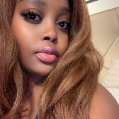 blossoming_beee's profile picture. A magical b*tch doing magical shit. Perfumer. Female Rap enthusiast. Don’t @ me.