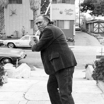 blinkpoetry's profile picture. Retazos de canciones enmarcan mis pensamientos.