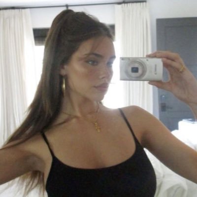 laylaspinnin's profile picture. ( ˘͈ ᵕ ˘͈♡) i envy the snow, how it’s blissfully cold ⋆˙⟡