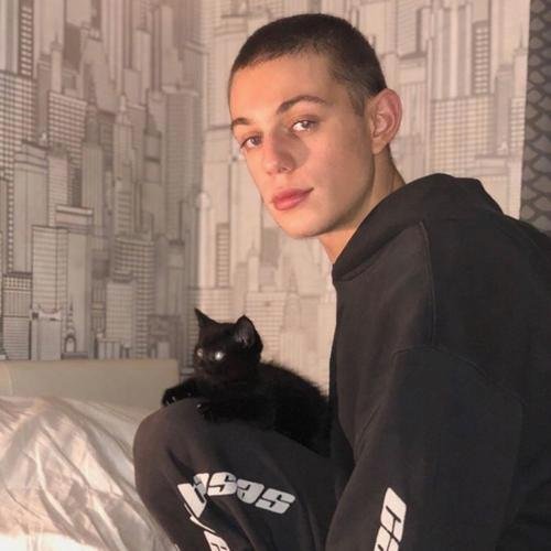 Varinde60717178's profile picture. Curls rise from hidden fires.