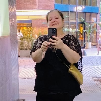 NoraGAcosta's profile picture. Locutora, Periodista y Prof. de Literatura. Conductora en Vale 97.5 // Locutora, Cronista de Tránsito e Informativista en Radio 10. Azuleña, hincha del Rojo.