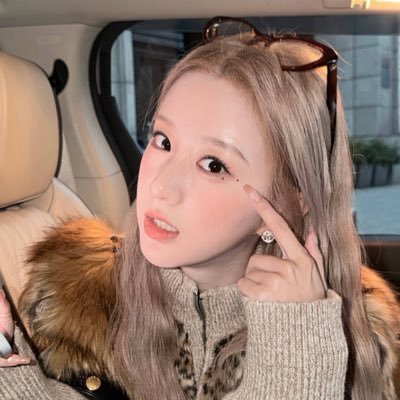 shangencougarx's profile picture. — mirror, mirror on the wall 🪞
