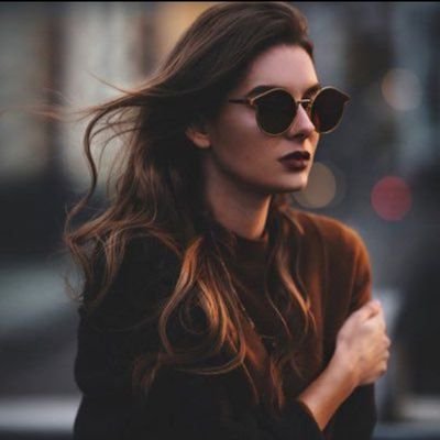 Llucy1_'s profile picture. نختار أن نكون عابري سبيل في هذا العالم نراقب بصمت، نمر كنسمة خفيفة لا نحدث ضجيجًا، ولا نترك أثرًا فقط نعيش بهدوء🕊 
  سيرحل الصانع ويبقى المحتوى✋