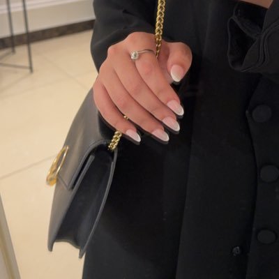 eeiim2's profile picture. أواصل الركض نحو واقعٍ لا أقبل به دائمًا.