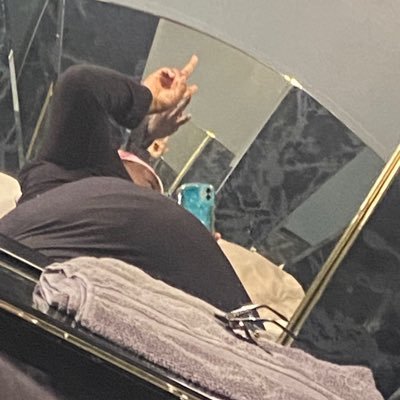 Angsnut's profile picture. ⬇️ (fem 🧍🏾)