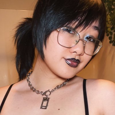 ubebyy's profile picture. 🔞 he/they/she/idgaf 🌈 24 ⚝ bi enby 🍜 viet 🪷 stoney baloney ⚝ MDNI 🌟 BU: @ub3baby ⚝ @bugbra1nz 🔗 links ⟶ https://t.co/iE5CUi26Ww