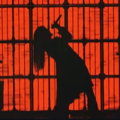 versoscanvas_'s profile picture. there is a you that remains, that remains and remains.