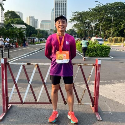 potiat_'s profile picture. either in a trading, watching football or out on a running