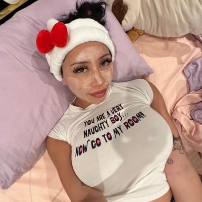 mommymushrooms's profile picture. insta: @laurenjasminefrost