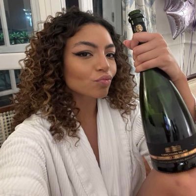 beatrwz_'s profile picture. 