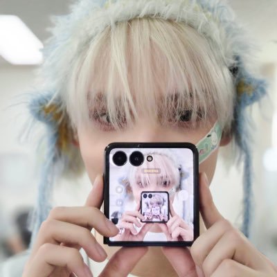 nathyolas's profile picture. nath e hueningkai debaixo de uma árvore se b-e-i-j-a-n-d-o lero lero🤪