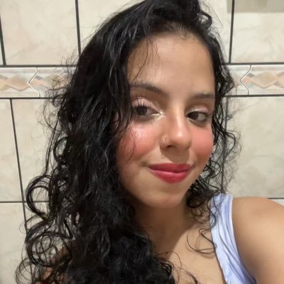 izadelrey_'s profile picture. eu sou fã do frank ocean e curso história na ufu