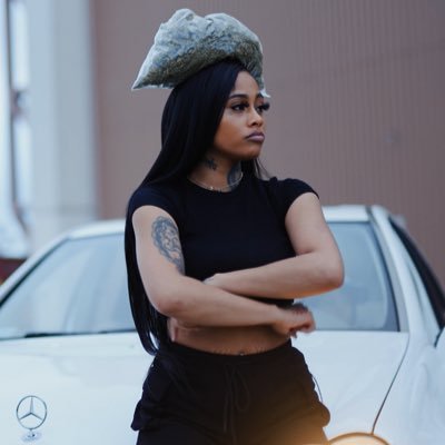 emahalani's profile picture. :-* :) :/ :o ⭐️