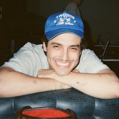 ree_vaal's profile picture. me llevaste a volar como si fueras dueño del cielo @humberdz / @nsqkk